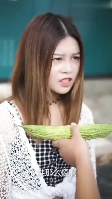 美女吃瓜说话